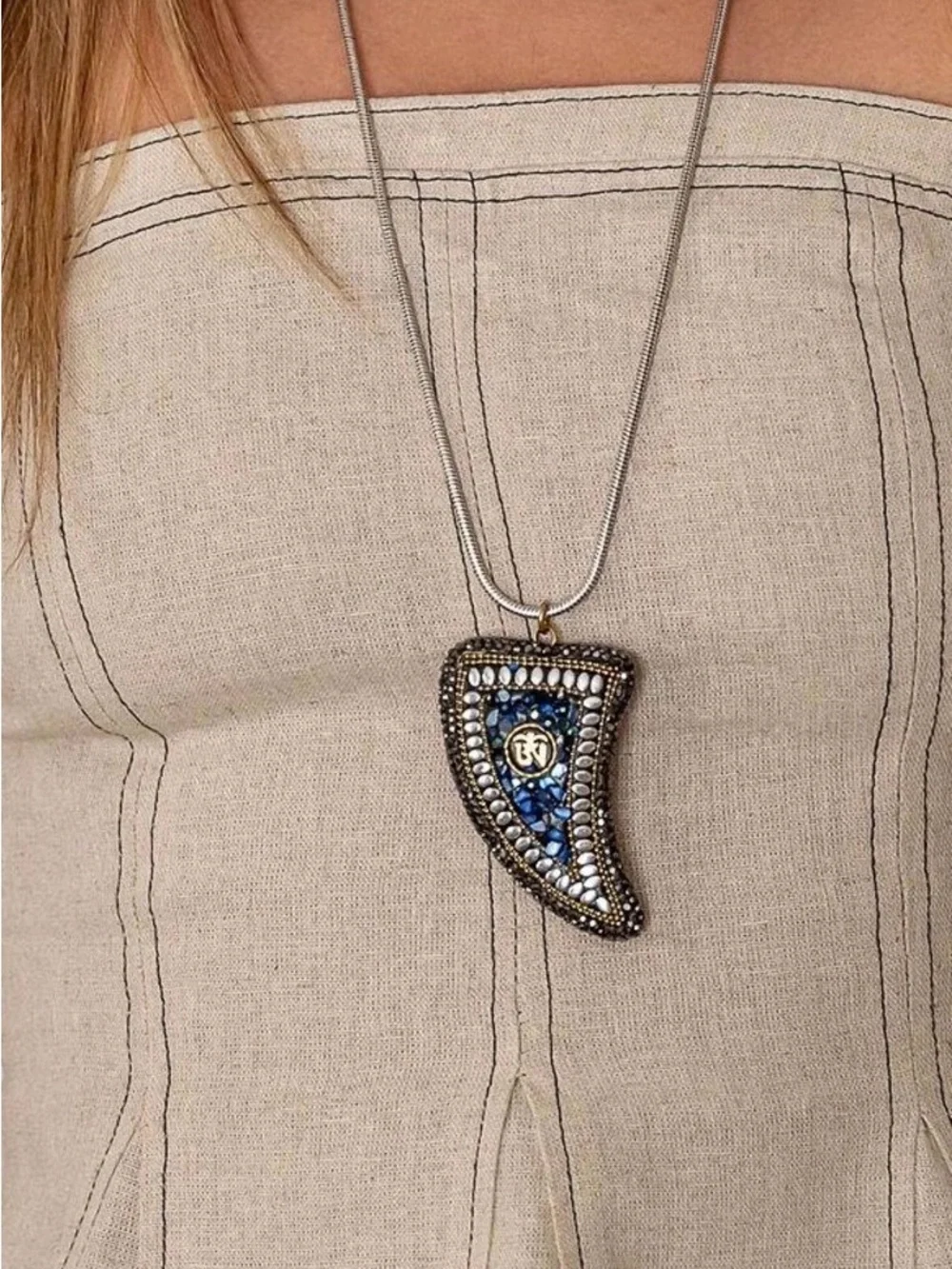 Edgy Strass Horn Charm Necklace Embellished with Stones and Rhinestones